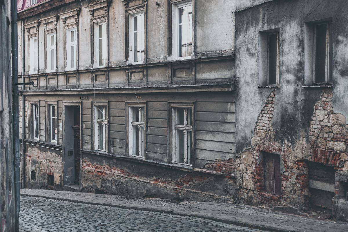 decaying buildings in the old town Pracownik socjalny idzie na wywiad z tabletem